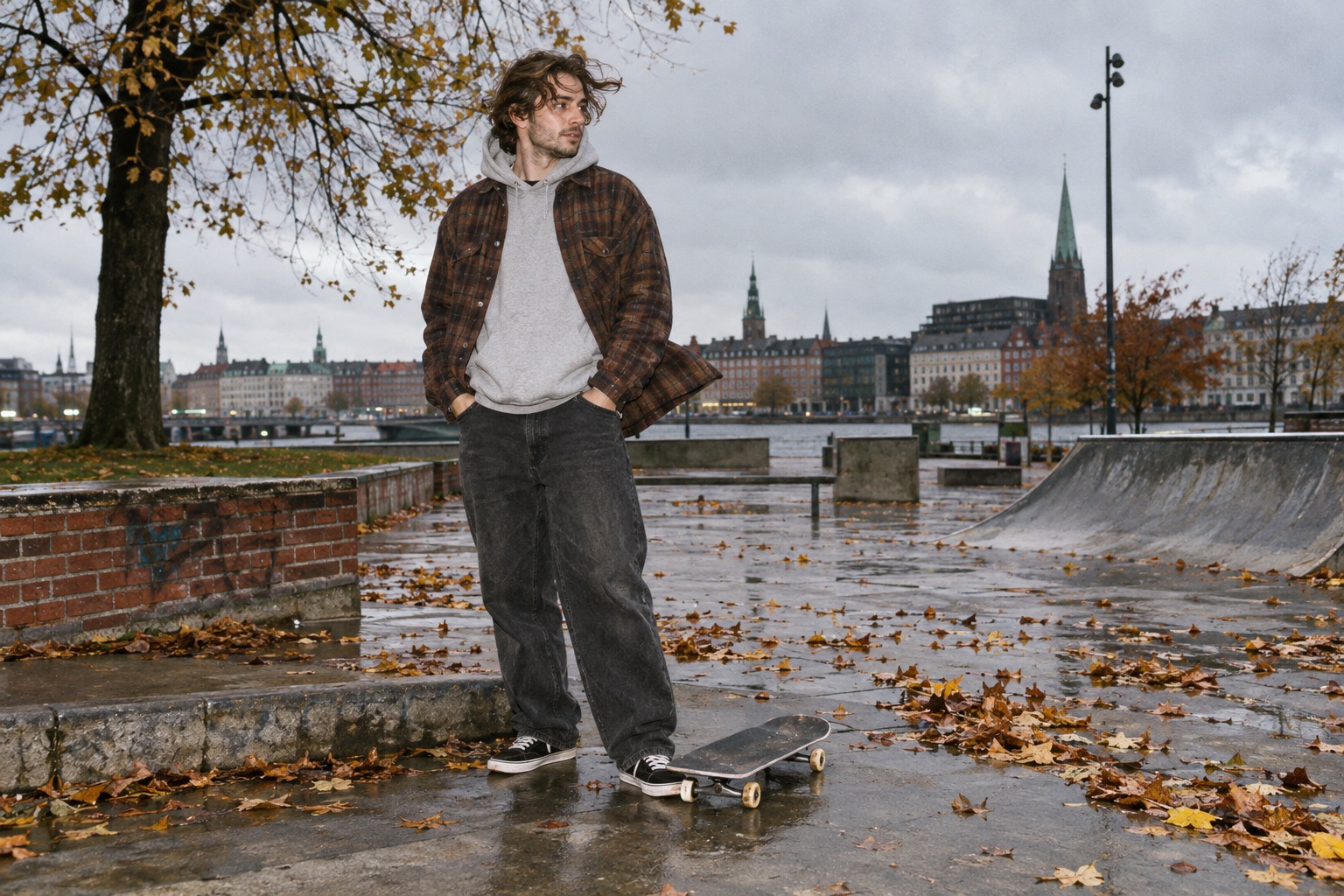Skater i lagdelt efterårsstil ved et københavnsk skatespot
